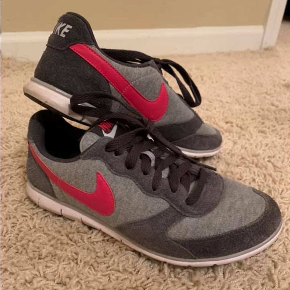 Women’s Nike tennis shoes